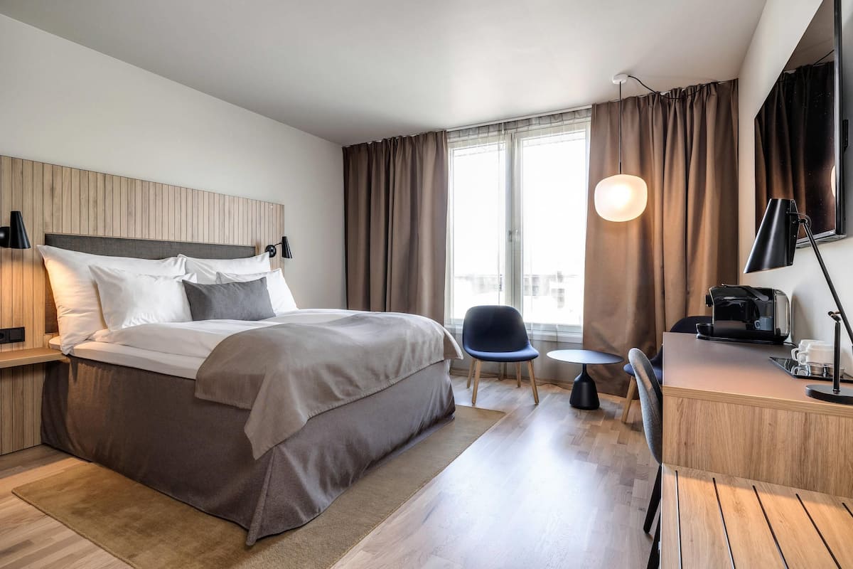 Habitación Deluxe, 2 camas individuales | Escritorio, espacio para trabajar con laptop, cunas y camas extra