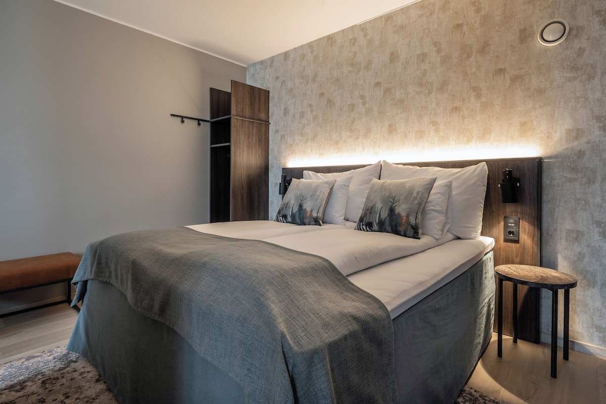 junior suite, non smoking | 1 bedroom, desk, laptop workspace, cots/infant beds