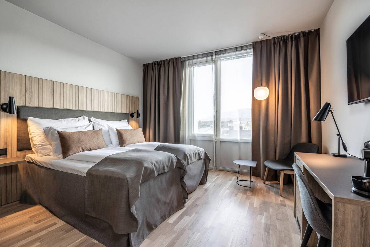 Habitación superior, 1 cama matrimonial | Escritorio, espacio para trabajar con laptop, cunas y camas extra