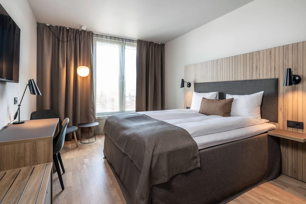 Habitación estándar, 1 cama matrimonial | Escritorio, espacio para trabajar con laptop, cunas y camas extra