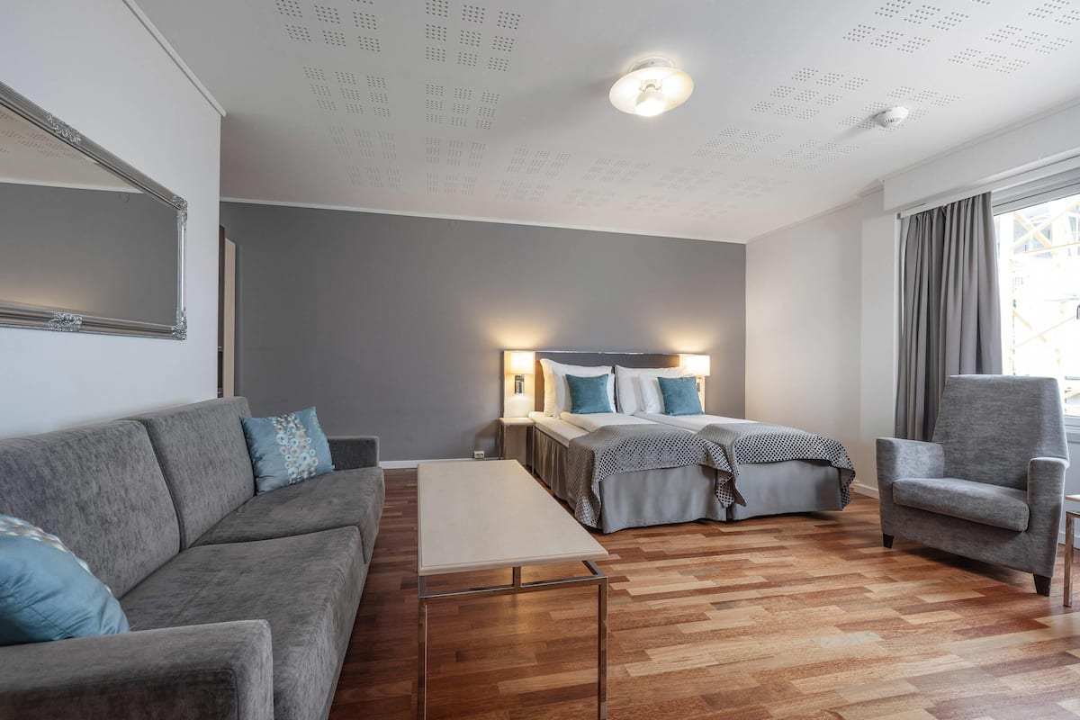 Habitación familiar | Escritorio, espacio para trabajar con laptop, cunas y camas extra