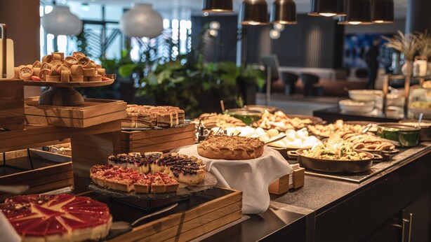 Un bufé con diversos postres y pastelería.