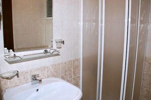 Shower, hair dryer, towels - Pamphylia (Istanbul)