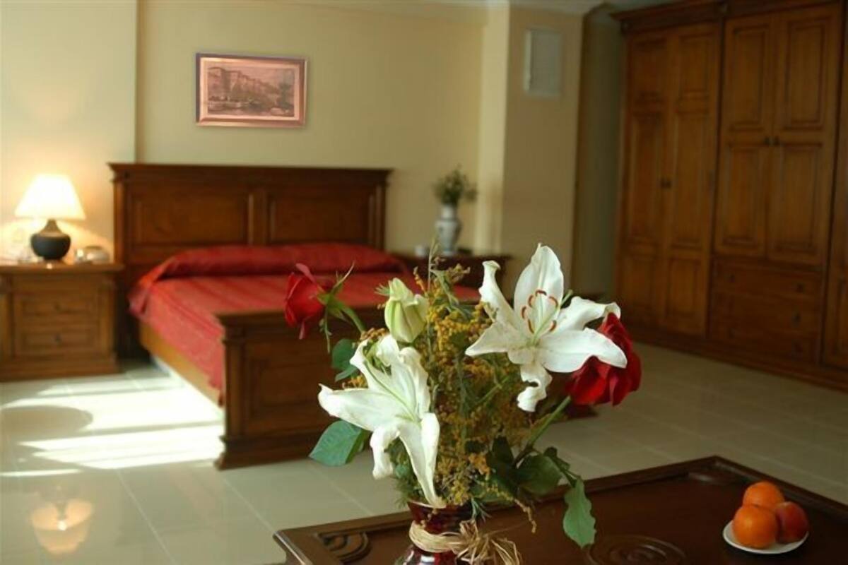 Double Room | Minibar, free cots/infant beds, rollaway beds, free WiFi