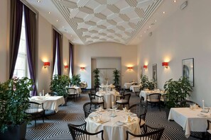 2 Restaurants, Abendessen, internationale Küche