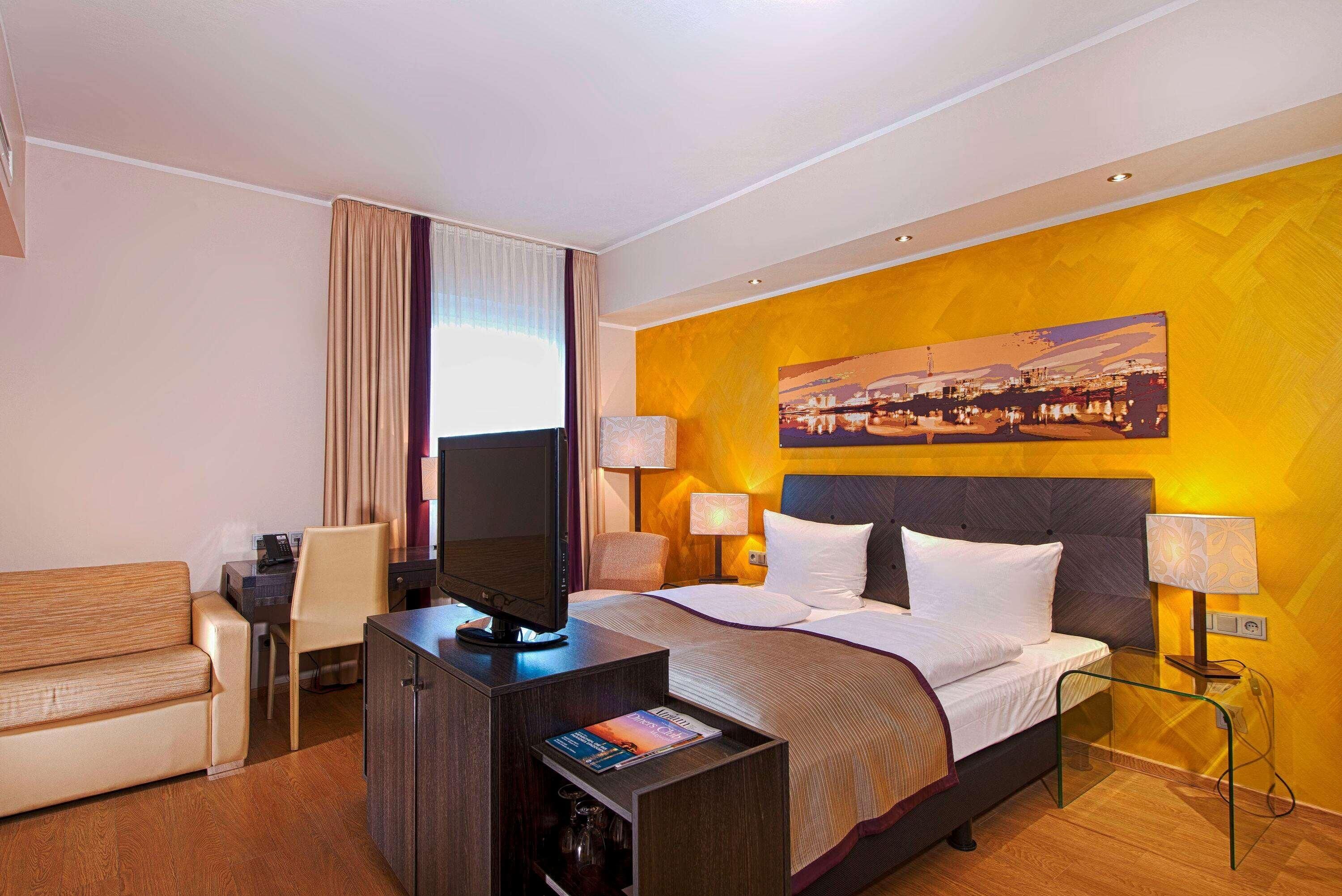 Hypo-allergenic bedding, in-room safe, desk, free WiFi
