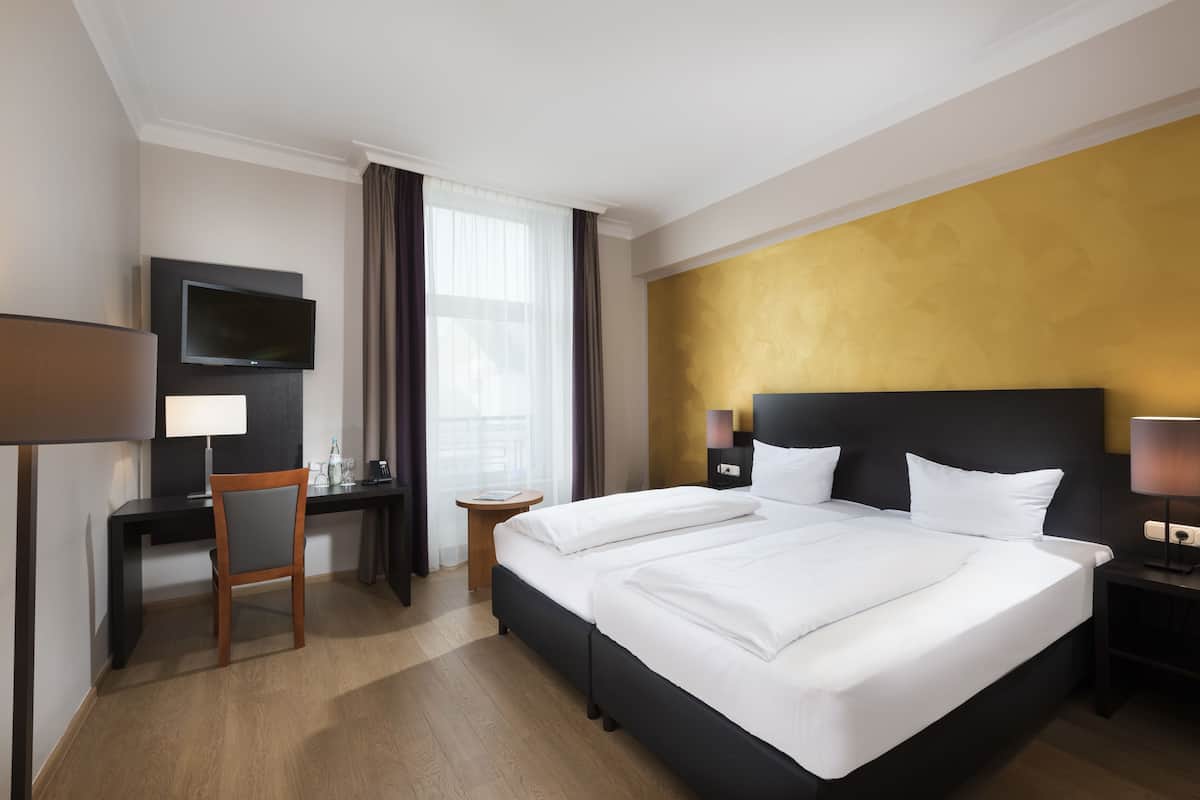 Hypo-allergenic bedding, in-room safe, desk, free WiFi