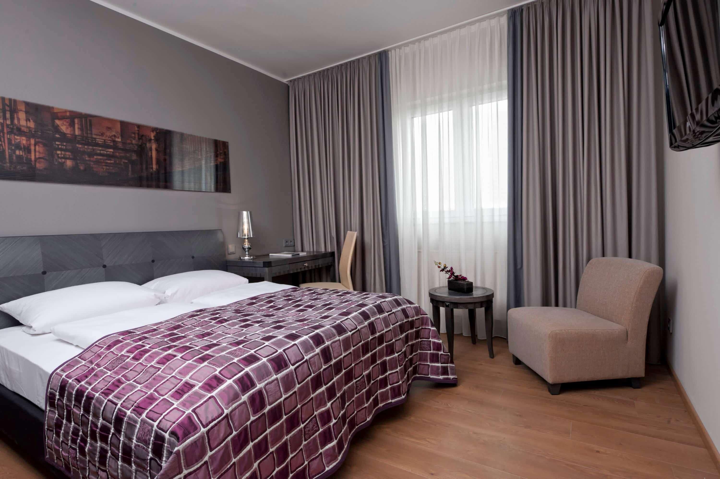 Hypo-allergenic bedding, in-room safe, desk, free WiFi