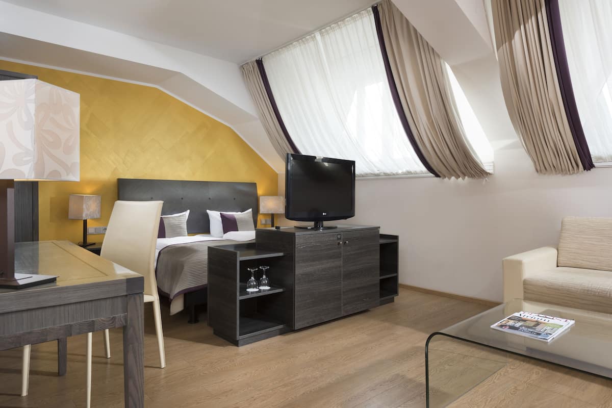 Hypo-allergenic bedding, in-room safe, desk, free WiFi