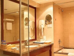 Combined shower/tub, free toiletries, hair dryer, bathrobes - Beijing Landmark Hotel (Beijing)