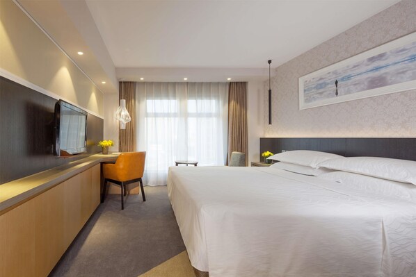 Superior Room, 1 King Bed | Hypo-allergenic bedding, minibar, in-room safe, desk - Beijing Landmark Hotel (Beijing)