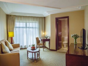 Hypo-allergenic bedding, minibar, in-room safe, desk