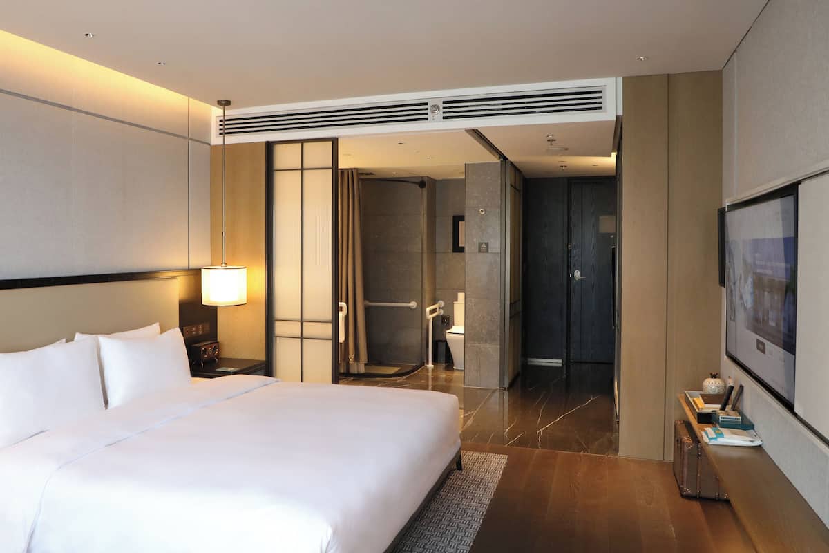Super King Room | Hypo-allergenic bedding available, minibar, in-room safe, desk