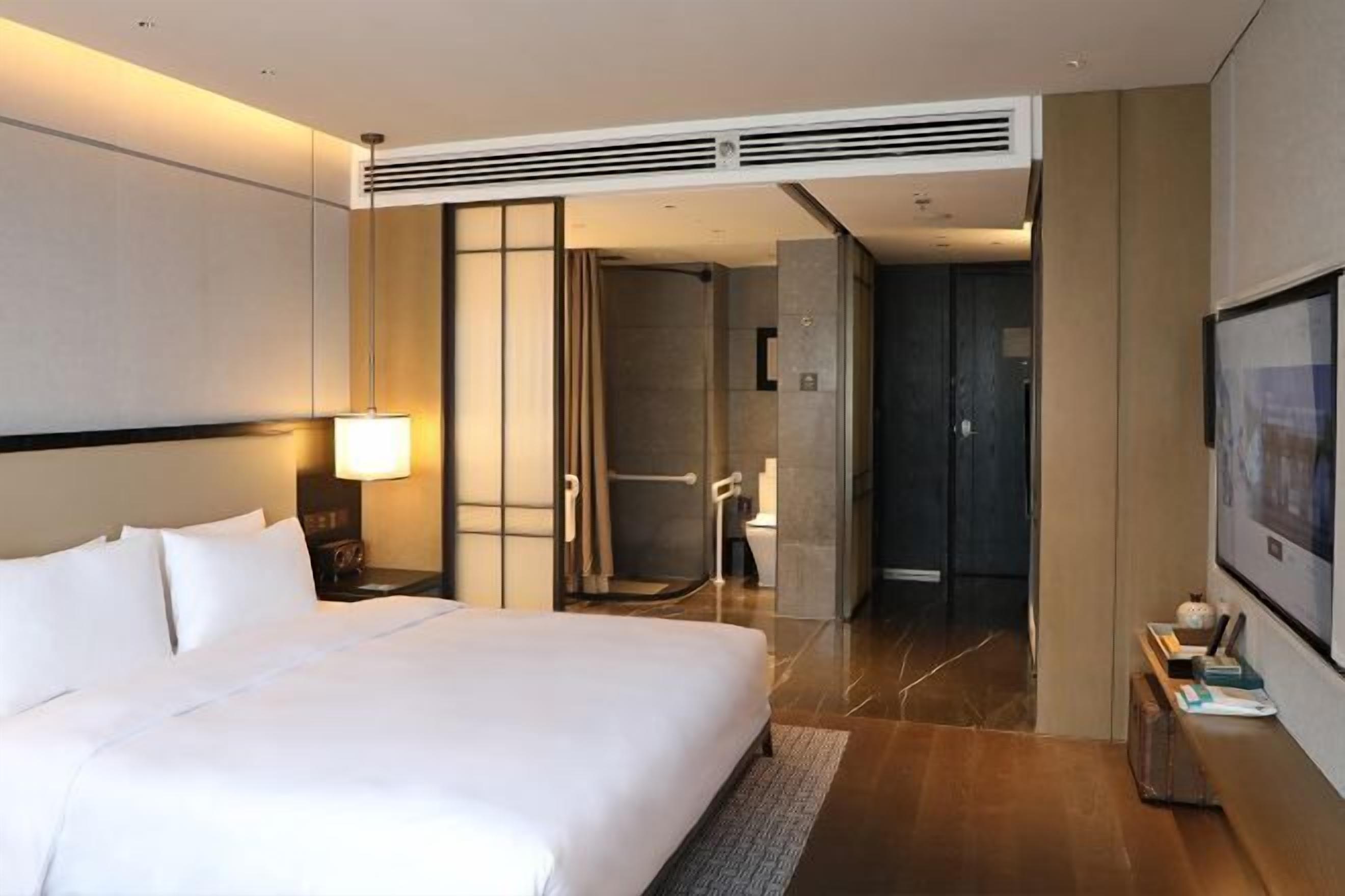 Minibar, caja de seguridad en la habitación y escritorio 