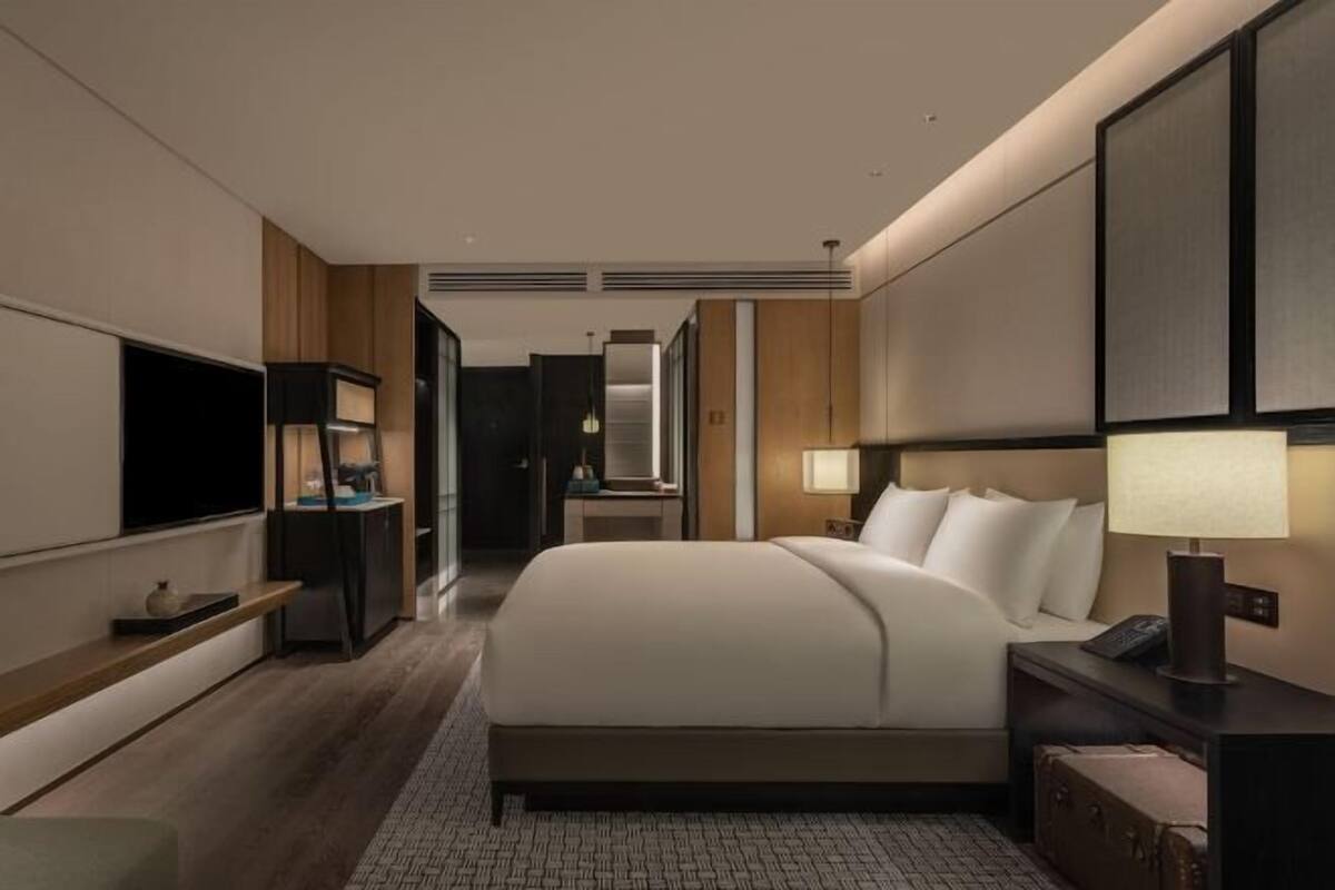 Minibar, caja de seguridad en la habitación y escritorio