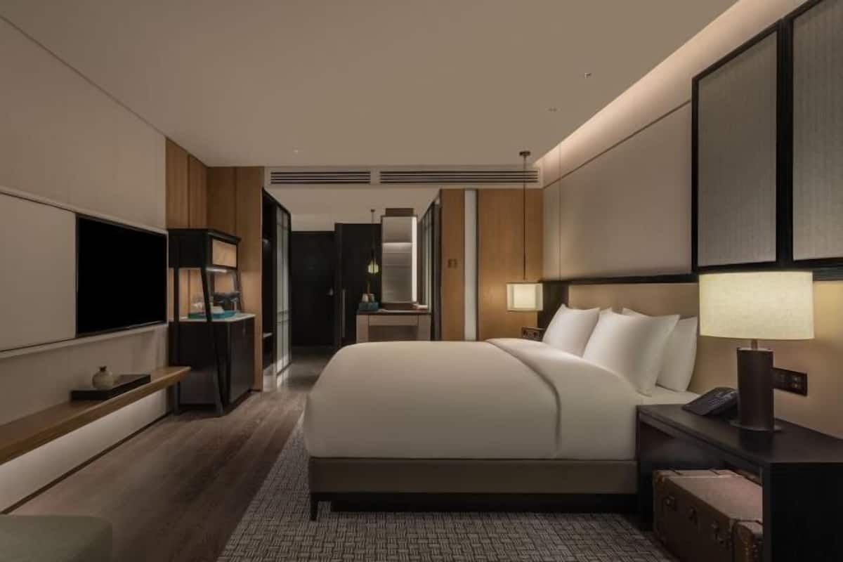 Minibar, caja de seguridad en la habitación y escritorio