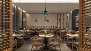 Daily buffet breakfast (CNY 194 per person)