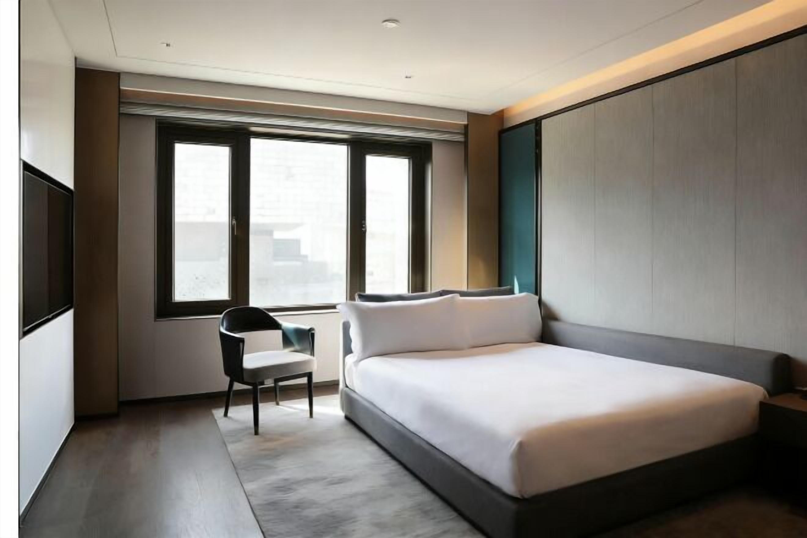 Minibar, brankas, meja kerja, dan tirai kedap cahaya