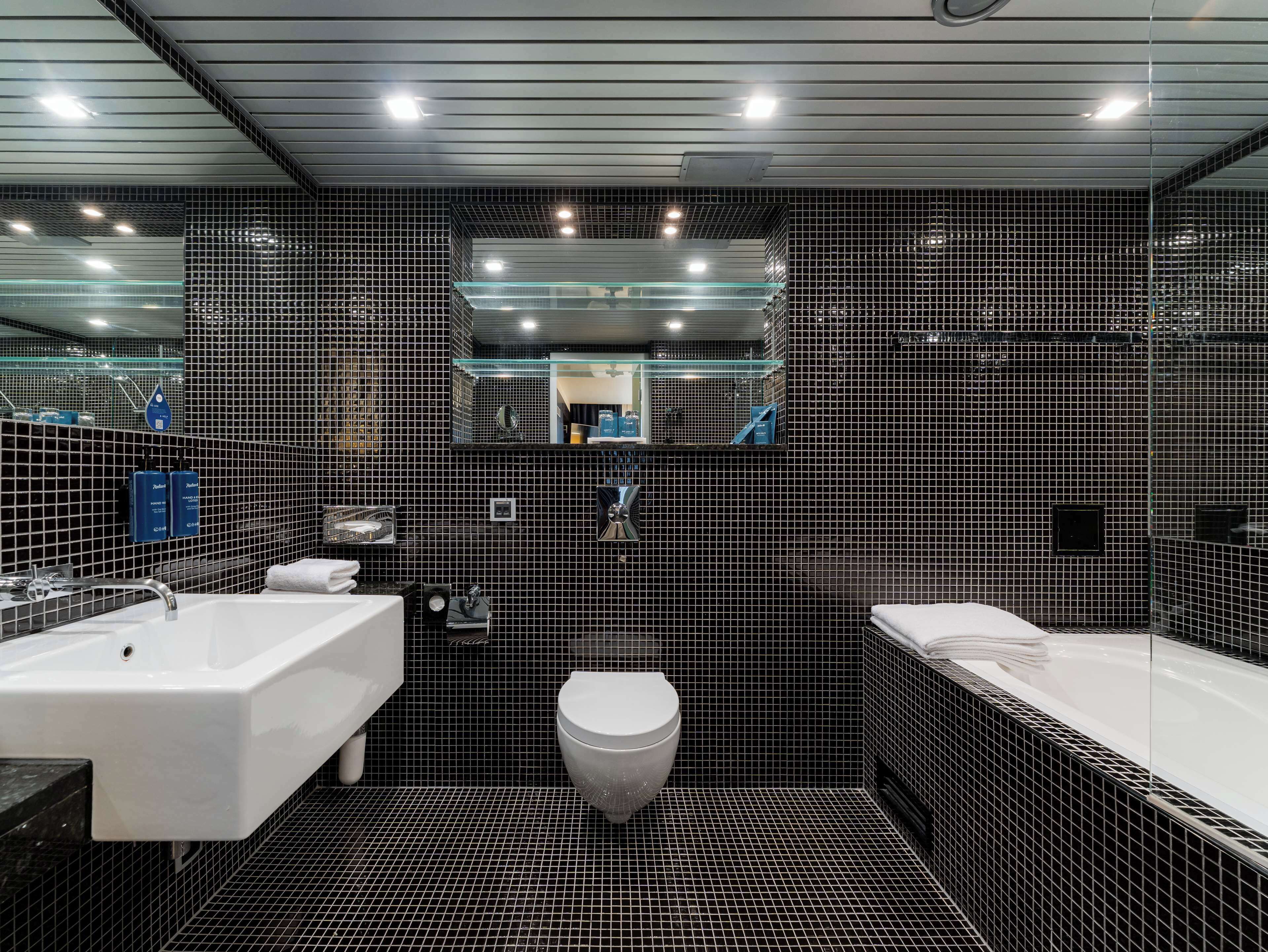 suite | bathroom | combined shower/bathtub, free toiletries, hair dryer, towels