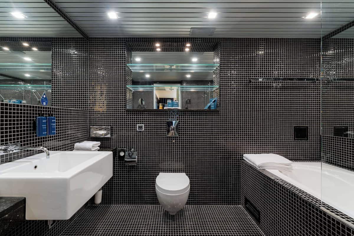 suite | bathroom | combined shower/bathtub, free toiletries, hair dryer, towels