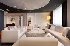 Presidential Suite | Hypo-allergenic bedding, in-room safe, desk, laptop workspace