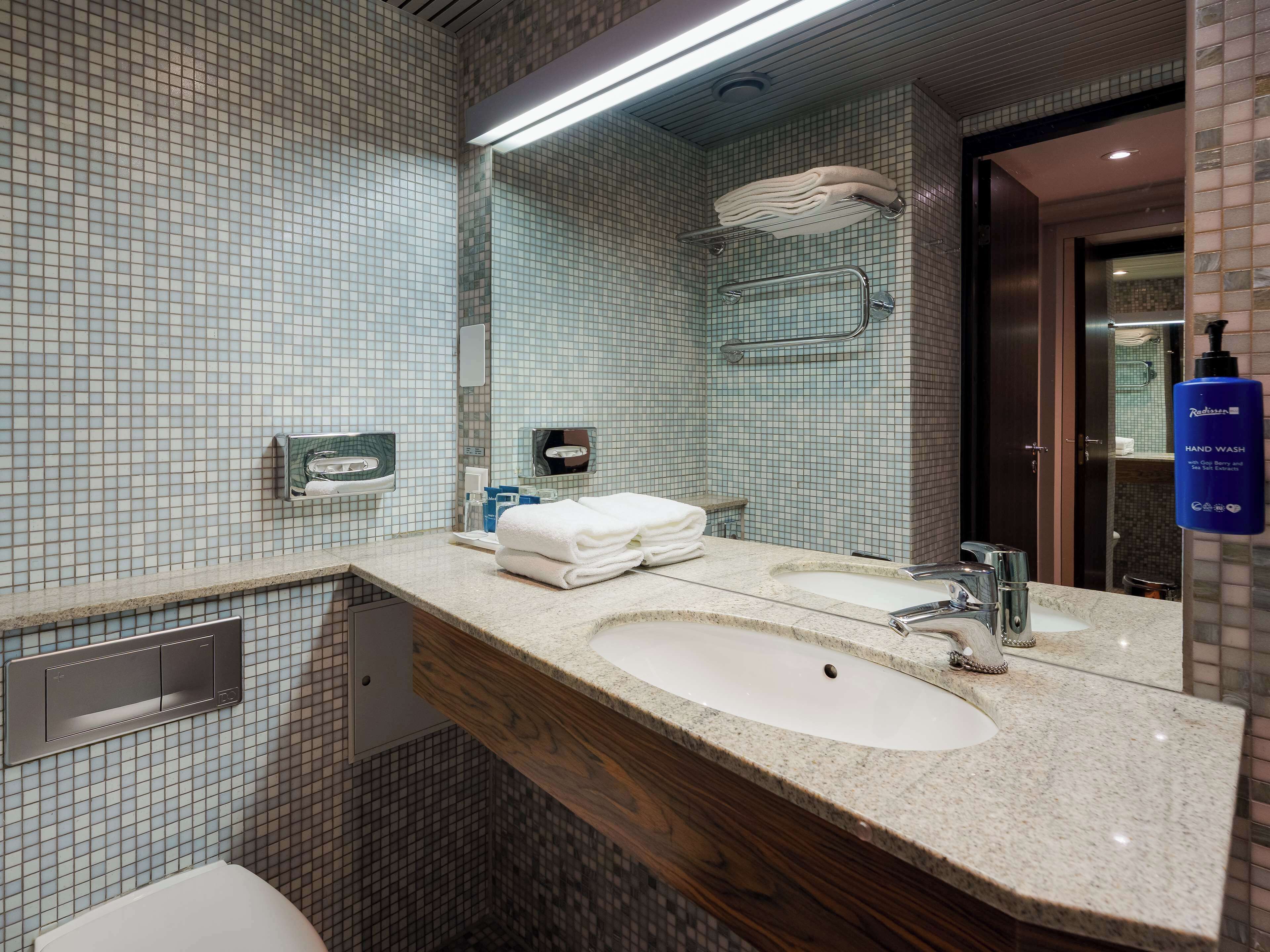standard room | bathroom | combined shower/bathtub, free toiletries, hair dryer, towels