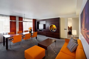 防过敏的被褥、客房内保险箱、办公桌、笔记本电脑工作区