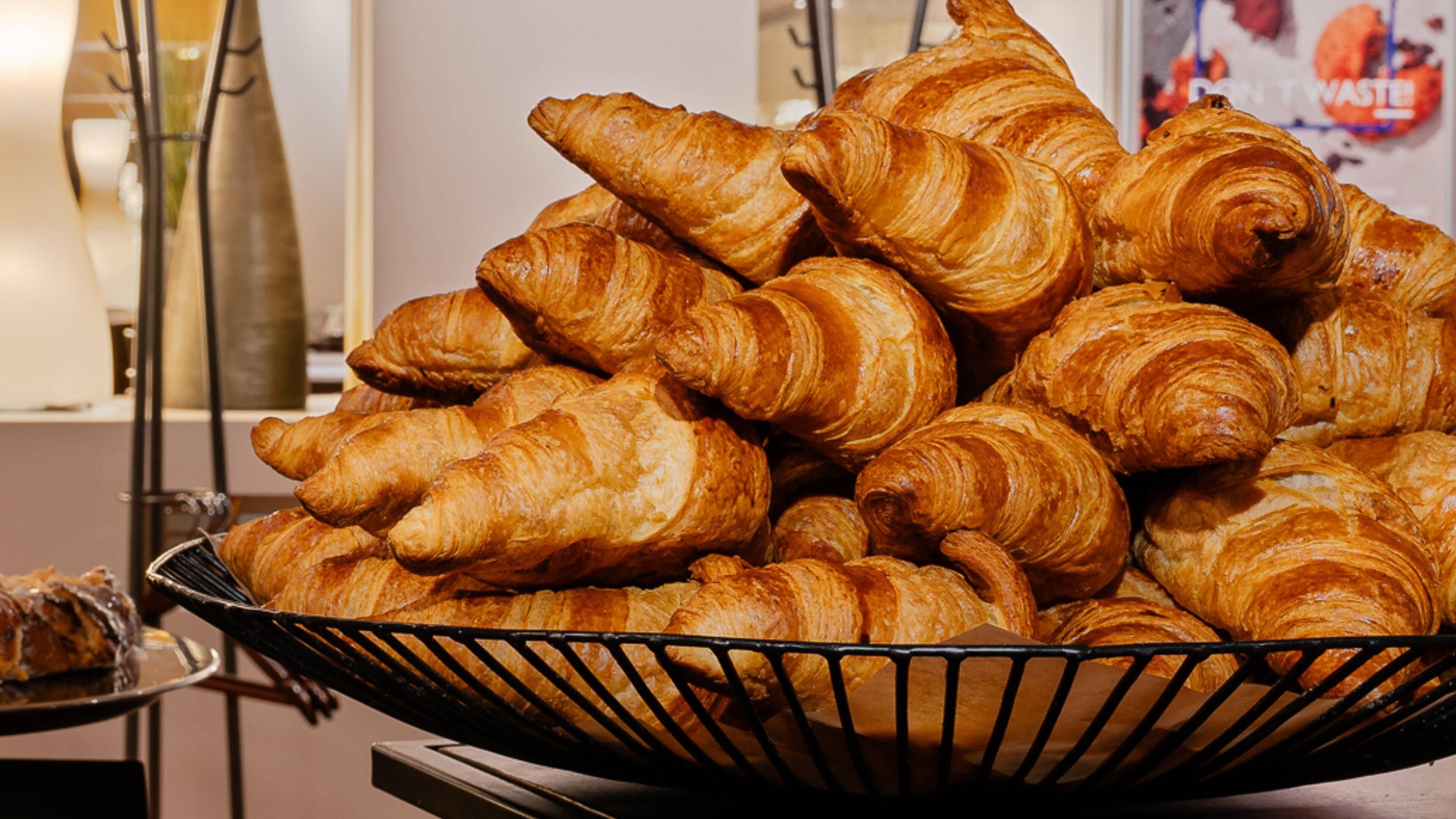 Un bol rempli de croissants.