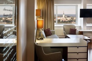 防过敏的被褥、客房内保险箱、办公桌、笔记本电脑工作区