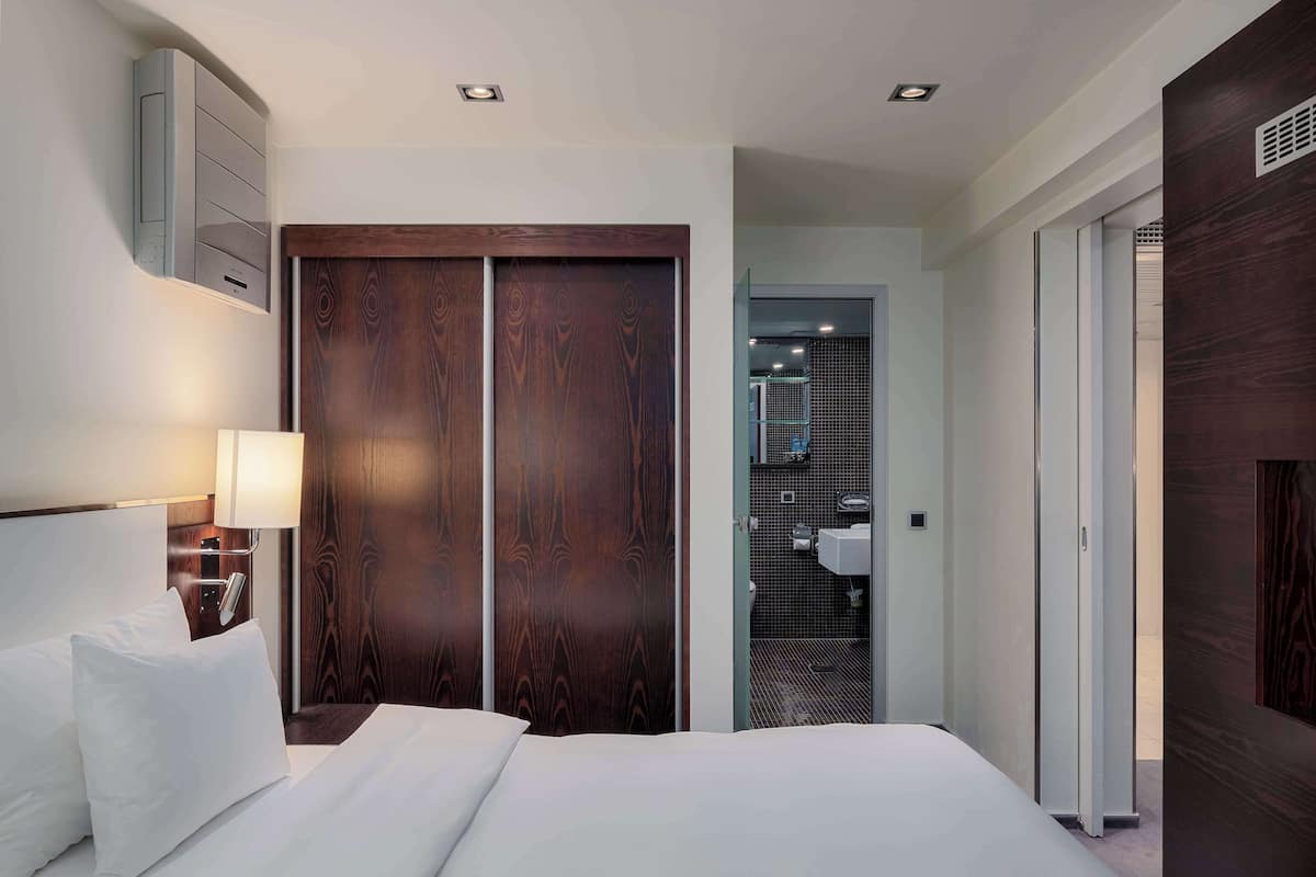 1 bedroom, hypo-allergenic bedding, in-room safe, desk