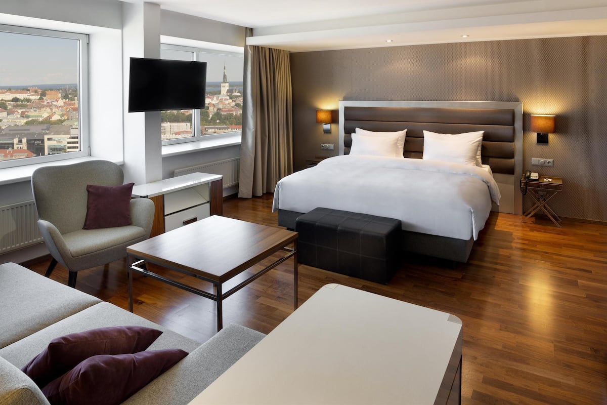 1 bedroom, hypo-allergenic bedding, in-room safe, desk