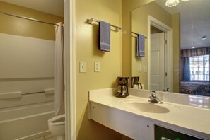 Duschwanne, kostenlose Toilettenartikel, Haartrockner, Handtücher