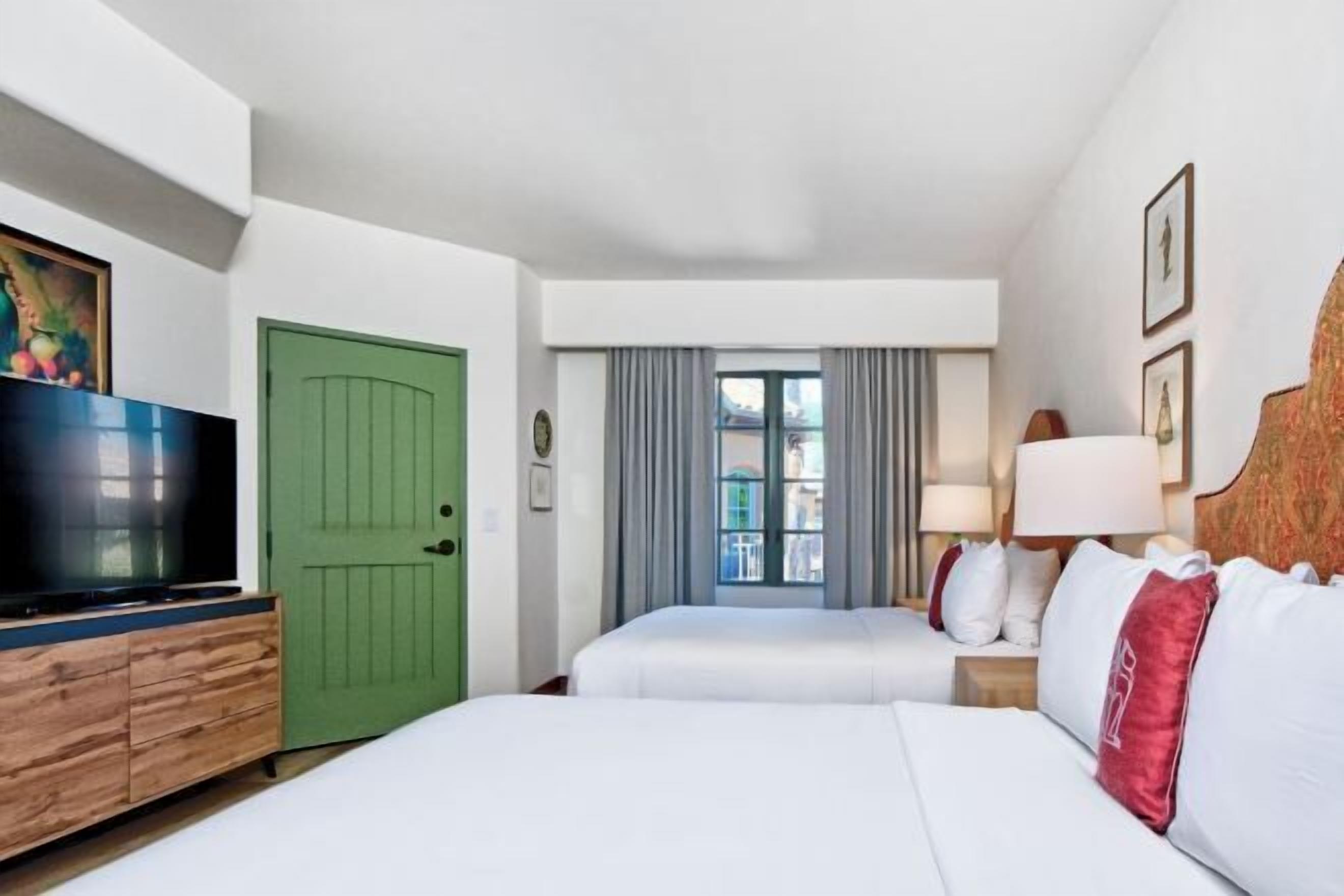 高档床上用品、迷你吧、客房内保险箱、办公桌