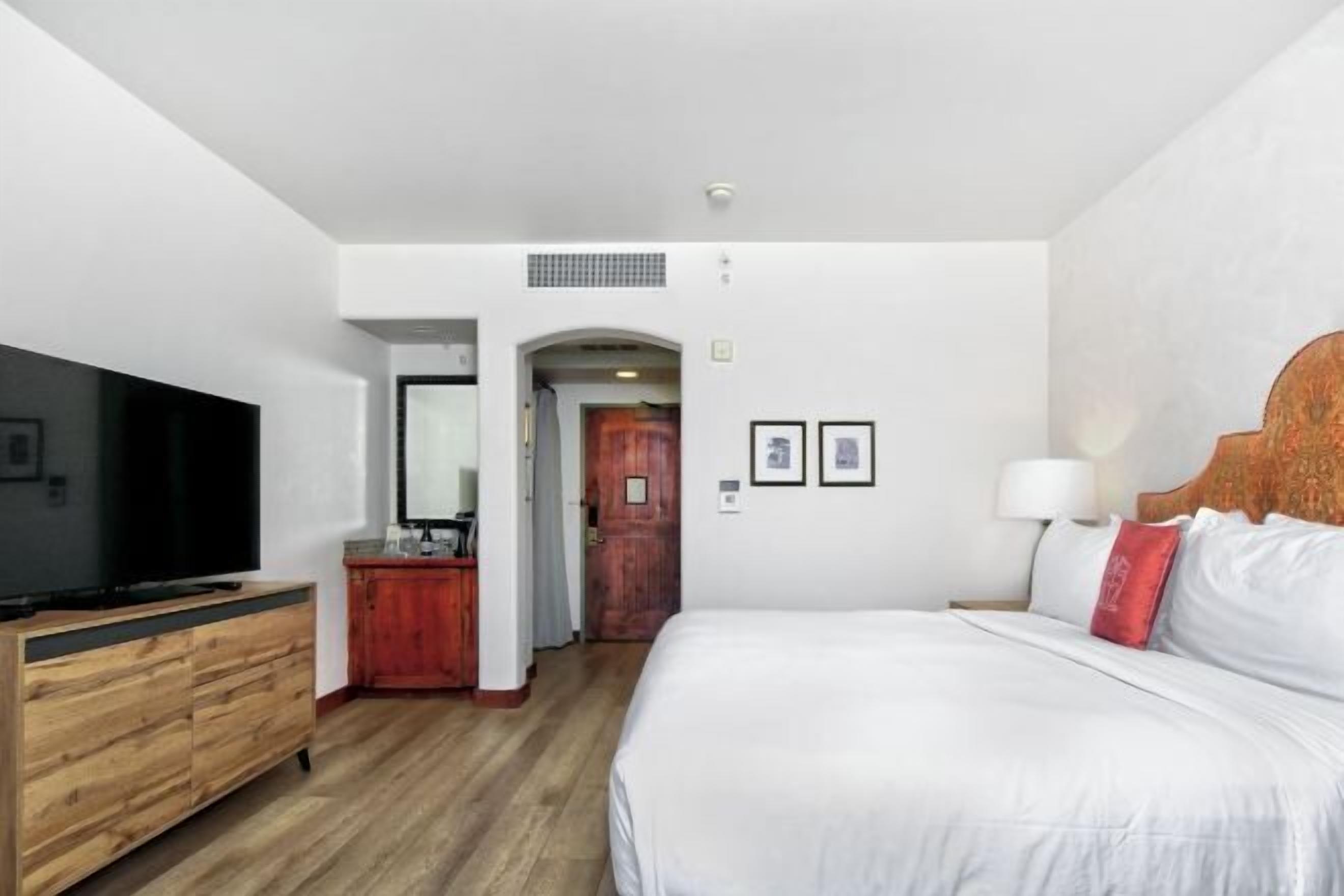 高档床上用品、迷你吧、客房内保险箱、办公桌