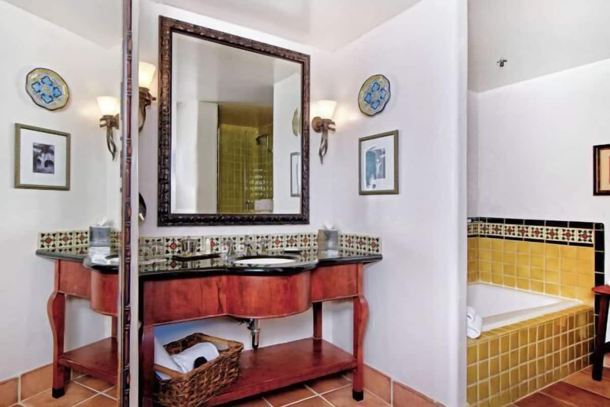 Baño | Artículos de higiene personal gratuitos, secador de pelo y albornoces