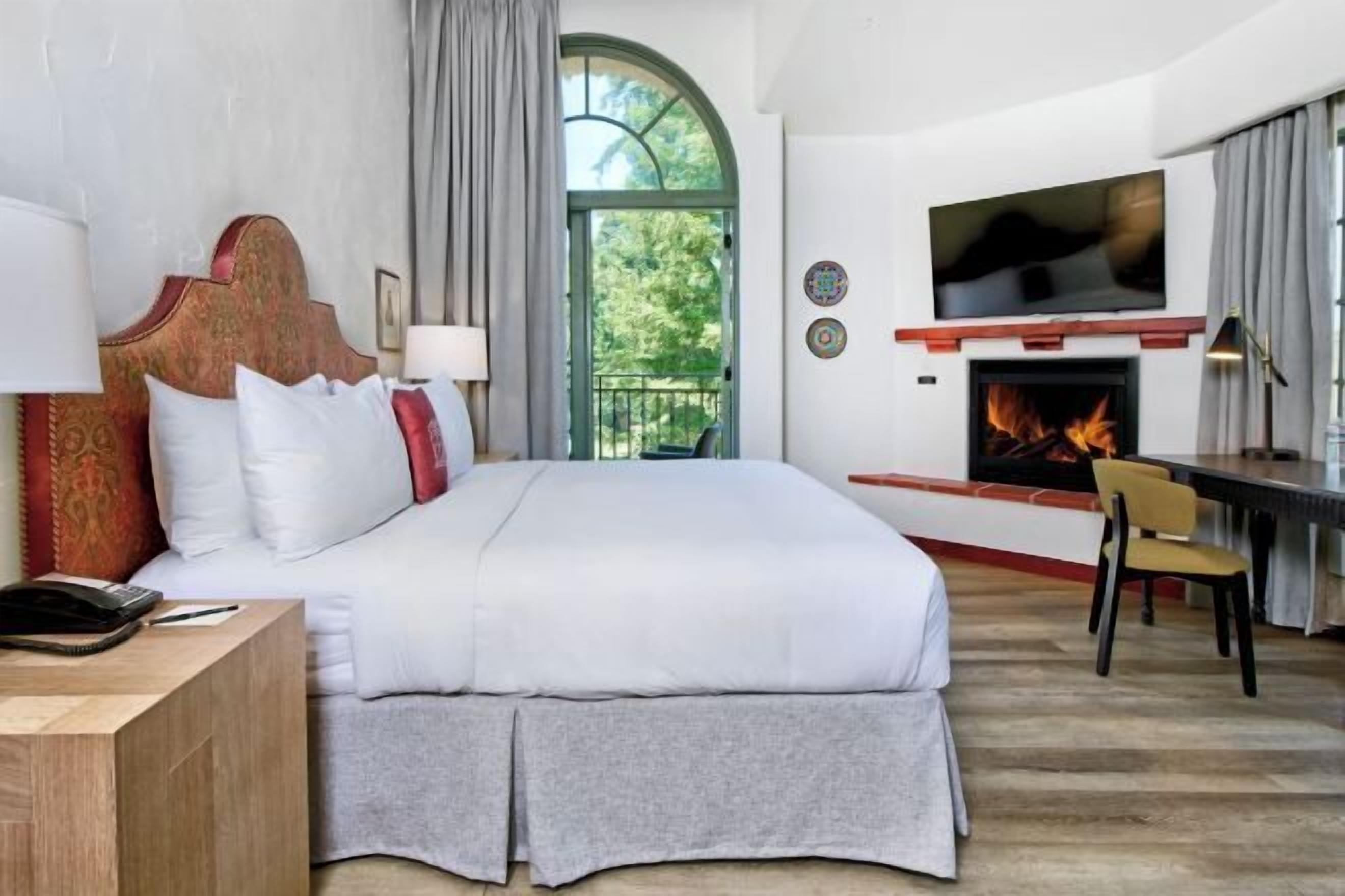 高档床上用品、迷你吧、客房内保险箱、办公桌