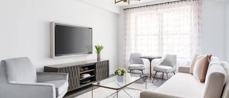 Suíte executiva, 1 quarto | Área de estar | TV de tela plana 49 polegadas com canais a cabo, TV, filmes recentes