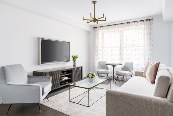 ห้องเอ็กเซกคิวทีฟสวีท, 1 ห้องนอน | บริเวณนั่งเล่น | ทีวีจอแบน 49 นิ้ว พร้อมช่องเคเบิล, ทีวี, ช่องภาพยนตร์ใหม่