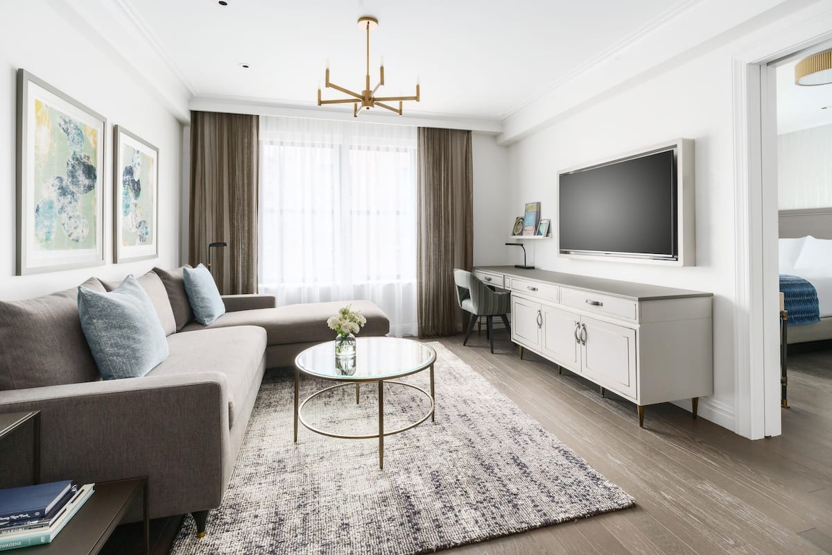 Una sala de estar moderna con un sofá, una mesa de centro y un televisor.