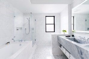 ฝักบัวในอ่างอาบน้ำ, ของใช้ในห้องน้ำฟรี, ไดร์เป่าผม, เสื้อคลุมอาบน้ำ