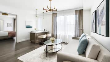 Phòng Suite, 1 phòng ngủ (Queen) | Bộ đồ giường kháng dị ứng, két bảo mật tại phòng, trang trí khác biệt