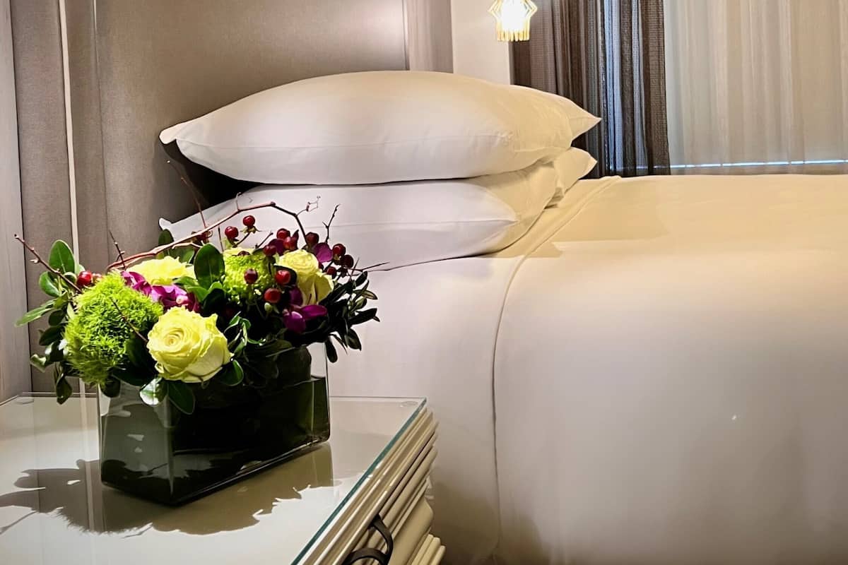 ملاءات للفراش لا تسبب الحساسية وخزنة داخل الغرفة ومكتب