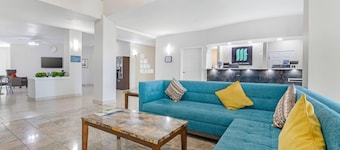 麥迪遜機場主流套房酒店