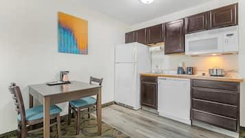 In-room safe, desk, iron/ironing board, cribs/infant beds