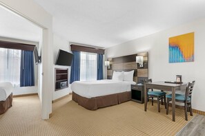 Suite, 2 Tempat Tidur Queen, Bebas Asap Rokok (Upgrade) | Brankas, meja kerja, dan setrika/meja setrika