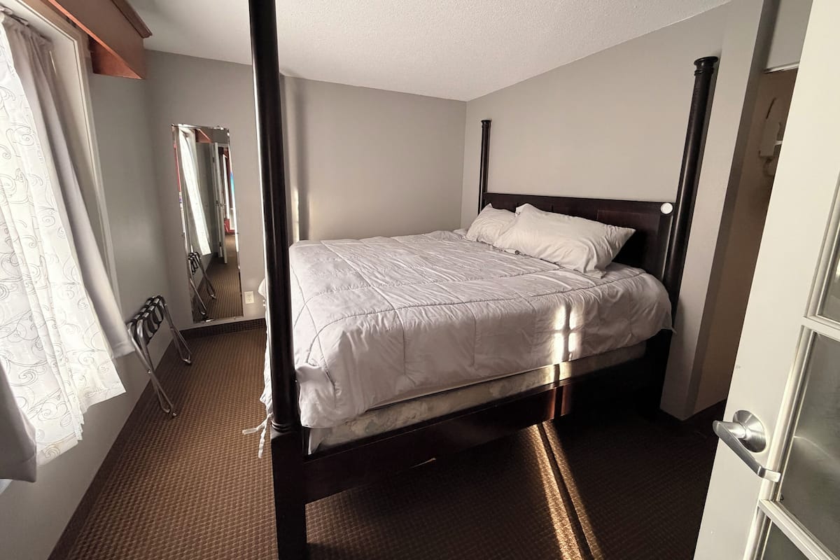 In-room safe, laptop workspace, blackout drapes, iron/ironing board