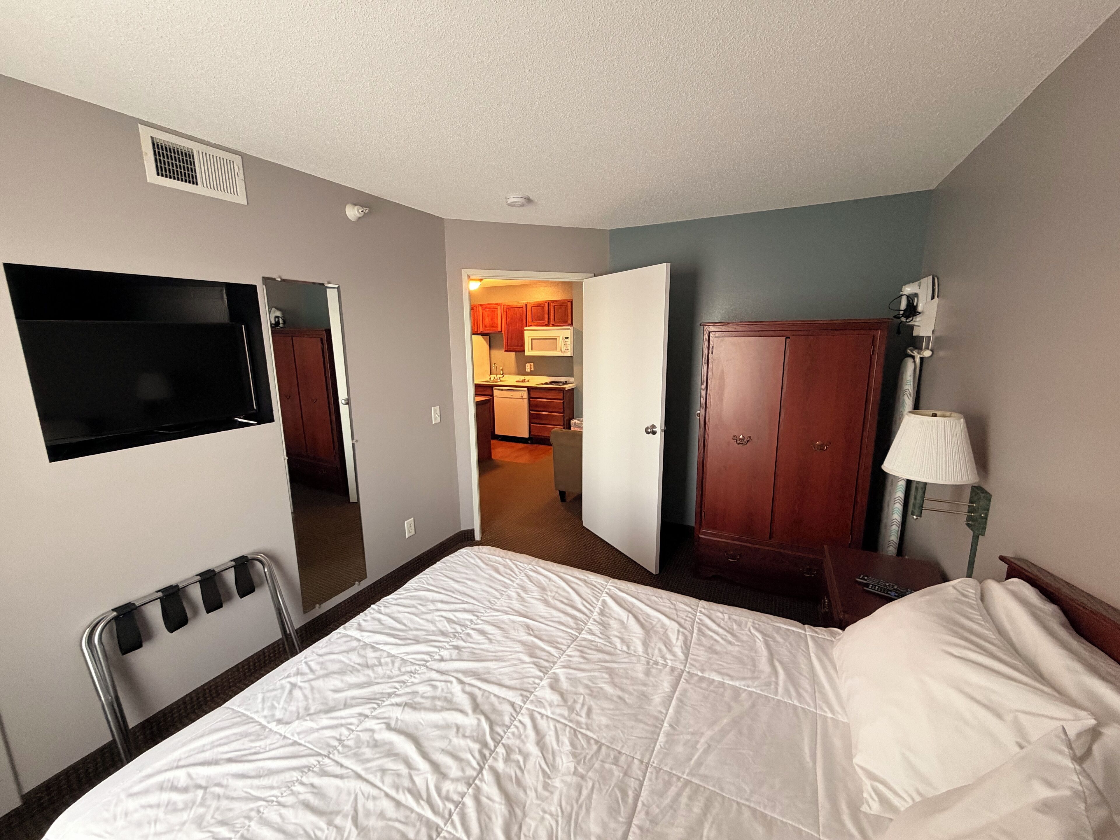 Estudio básico, 2 camas Queen size, para no fumadores | Caja de seguridad en la habitación y espacio para trabajar con laptop 