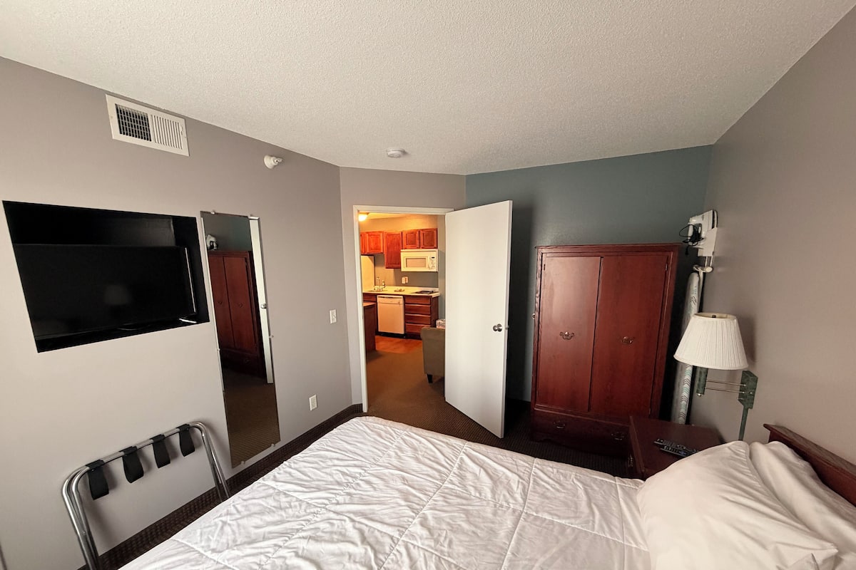 Studio – basic, 2 queensize-senger, ikke-røyk | Safe på rommet, skrivebord for bærbar PC og blendingsgardiner