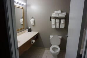 Duschwanne, kostenlose Toilettenartikel, Haartrockner, Handtücher