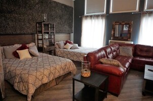 客房内保险箱、办公桌、笔记本电脑工作区、遮光窗帘